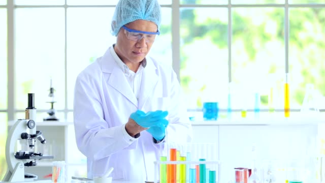 Científico-puso-los-guantes-de-trabajo-en-el-laboratorio-de