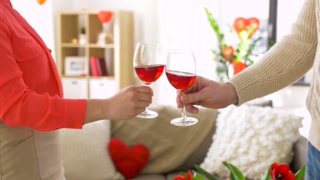 glückliches-Paar-trinken-Rotwein-am-Valentinstag