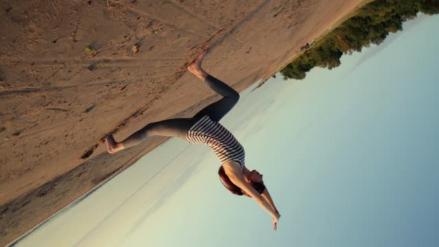 Streching-activo-joven-y-practicar-yoga-en-la-playa-al-atardecer.