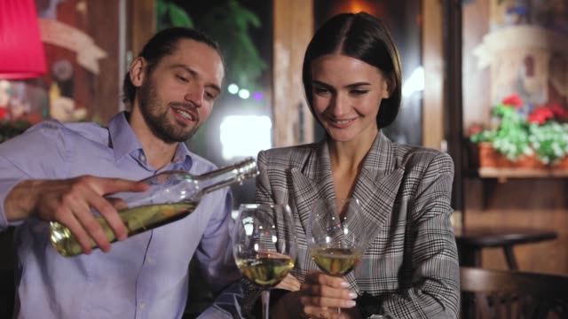 Hermosa-pareja-de-cita-romántica-tomando-vino-en-el-restaurante