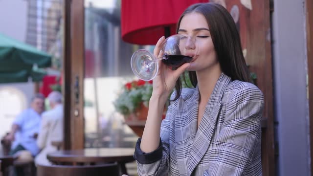 Frau-trinkt-Rotwein-am-Restaurant,-Kellner-servieren-von-Speisen