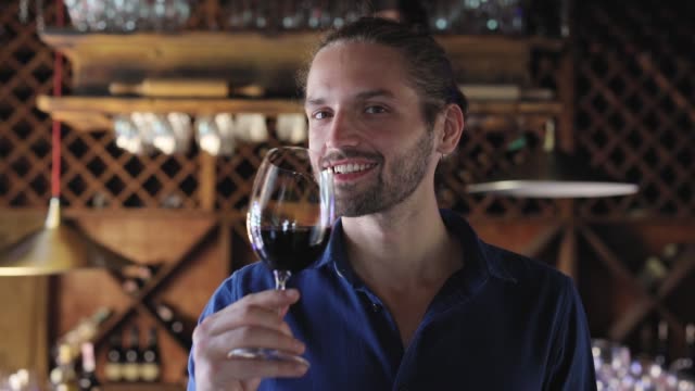 Menschen-trinken-Rotwein-aus-Glas-im-Weingut-Restaurant