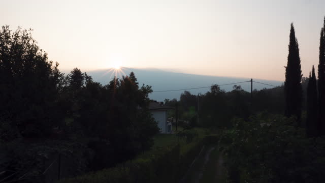 Zeitraffer-der-Sonnenaufgang-über-Berg-und-Dorfhaus-in-Italien