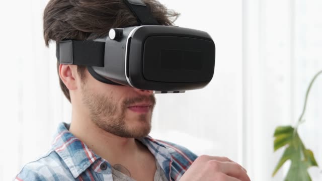 Hübischer-Mann-mit-Virtual-Reality-Simulator