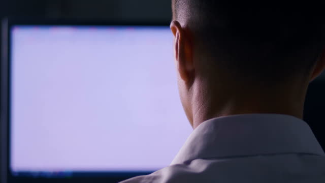 Vista-posterior-Hombre-navegando-por-sitios-de-Internet-en-Computer-Monitor.-Navegación-por-páginas-web,-concepto-de-búsqueda-de-información-en-Internet.