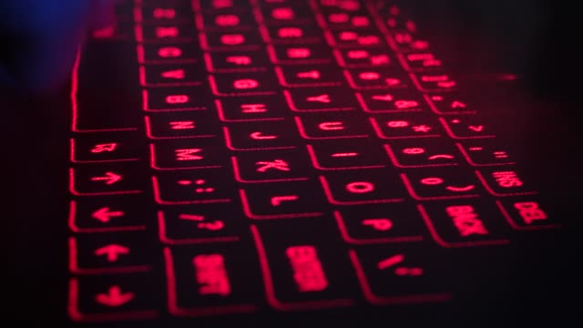 Tippen-auf-Red-Laser-Projection-Keyboard-Close-Up-Shot