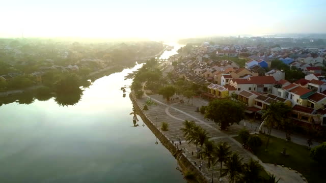 schönes-Stadtbild-mit-ruhigem-Fluss,-der-sich-zum-Horizont-schlänget
