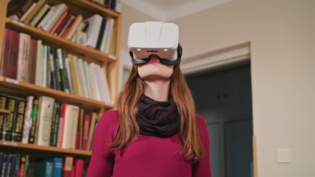 Junge-Frau-in-Virtual-Reality-Brille