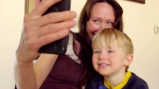 Liebenswerte-Mutter-und-Sohn-nehmen-Selfie-mit-Telefon