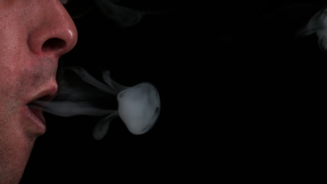 Mann-Rauchen-einer-Zigarette-vor-schwarzen-Hintergrund,-Slow-Motion-4K