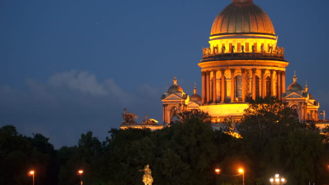 Iluminación-nocturna-de-la-Catedral-de-San-Isaac-en-San-Petersburgo