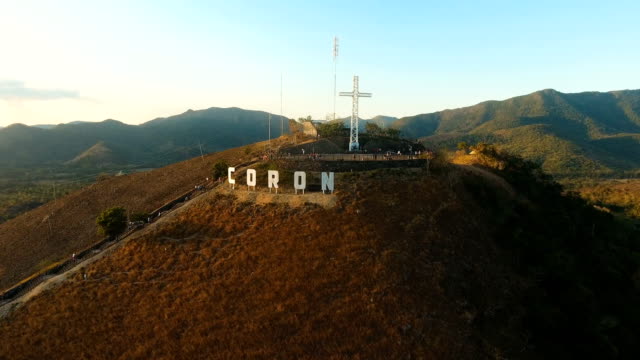 Signo-de-la-ciudad-de-Coron,-en-la-colina.-Cruz-en-una-colina,-Coron,-Filipinas,-Palawan-Busuanga