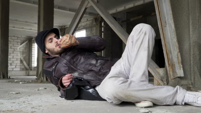 Obdachloser-Mann-trinkt-Alkohol