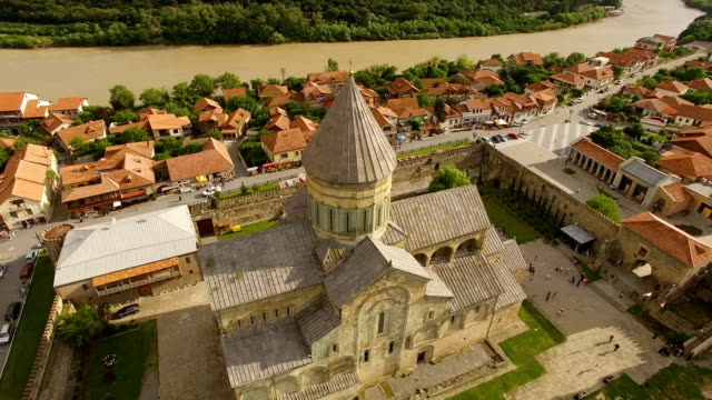 Schöne-mittelalterliche-Kirche-in-der-Innenstadt-von-Georgien,-UNESCO-Weltkulturerbe