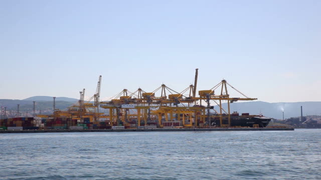 Nave-industrial-de-transporte-de-carga-con-puente-grúa-en-el-astillero-de-trabajo
