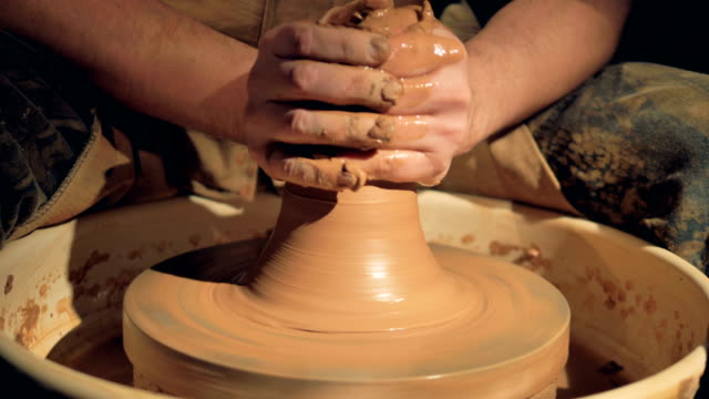 Eine-Nahaufnahme-auf-Töpfer-Hände-werfen-eine-Vase.