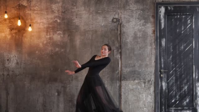 Una-mujer-joven-utiliza-movimientos-de-plástico-para-llevar-a-cabo-un-baile-de-ballet