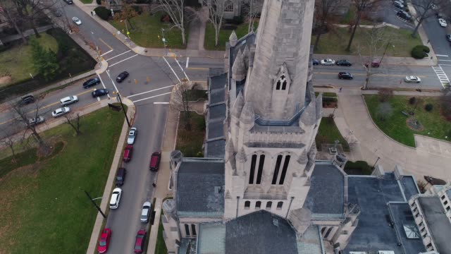 Vista-aérea-hacia-abajo-del-Calvario-la-Iglesia-Episcopal-en-Pittsburgh