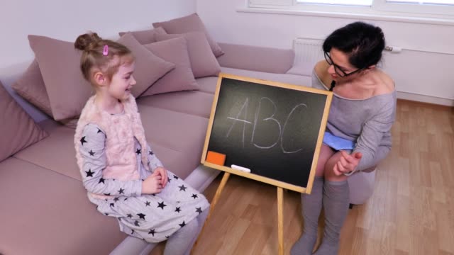 Mädchen-lernt-das-alphabet