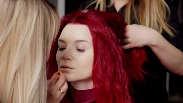 Make-up-Artist-und-Friseur-dienen-den-Kunden