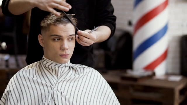 Kaukasische-Jugendlicher-im-barbershop