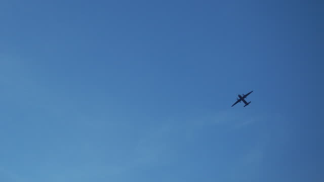 Flugzeug-in-den-blauen-Himmel.