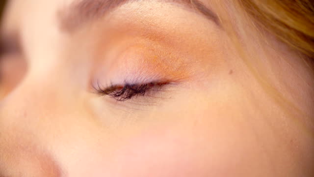 The-makeup-artist-applying-eyeshadow