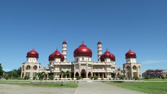 Gran-Mezquita-de-Baitul-Makmur-en-la-ciudad-de-Meulaboh,-Indonesia
