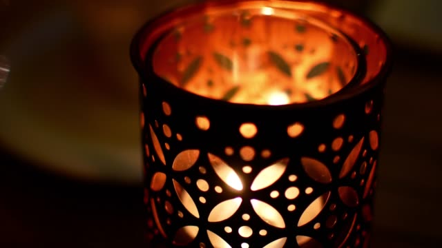 Lampe-mit-einer-brennenden-Kerze.-Romantisch-oder-traurige-Stimmung