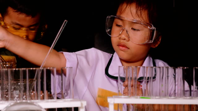 asiatische-Kinder-im-Wissenschaftslabor