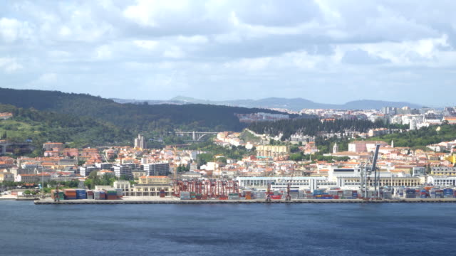 Gran-Puerto-Industrial-en-Lisboa,-Portugal