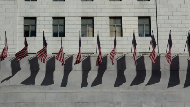 Amerikanische-Flaggen-auf-ein-Gerichtsgebäude