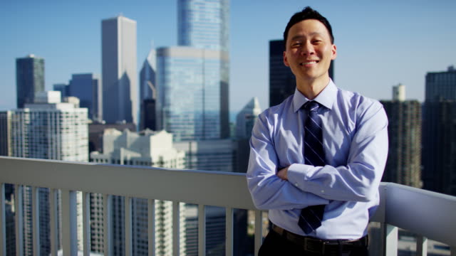 Porträt-des-asiatisch-amerikanische-Geschäftsmann-auf-Chicago-auf-dem-Dach