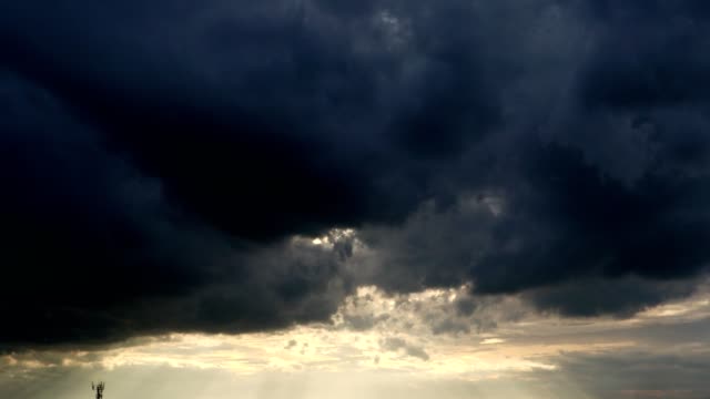 Ambiente-dramático-lapso-de-tiempo-de-vídeo-4k-del-cielo-hermoso-crepúsculo-y-nubes-en-verano-tropical.