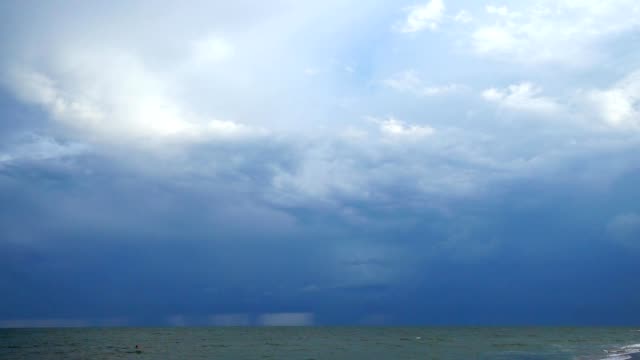 Blitze-in-den-Himmel-über-dem-Meer.