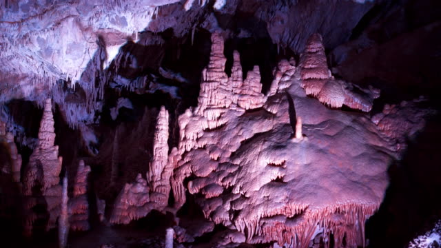 pan-de-formaciones-de-piedra-caliza-en-cavernas-de-lewis-y-de-clark