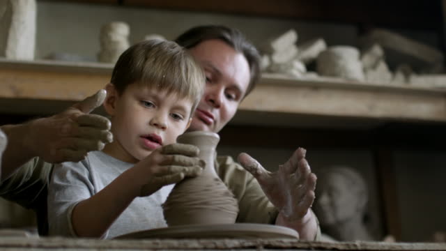Muchacho-de-enseñanza-artesanal-en-la-clase-de-cerámica