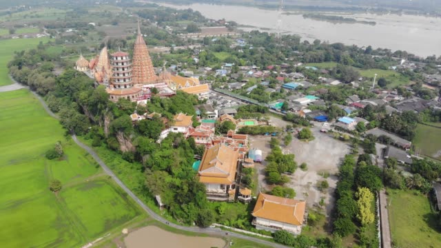 Vista-aérea-paisaje-de-Wat-Tham-Sua,-Tha-Muang-District,-Kanchanaburi-Tailandia