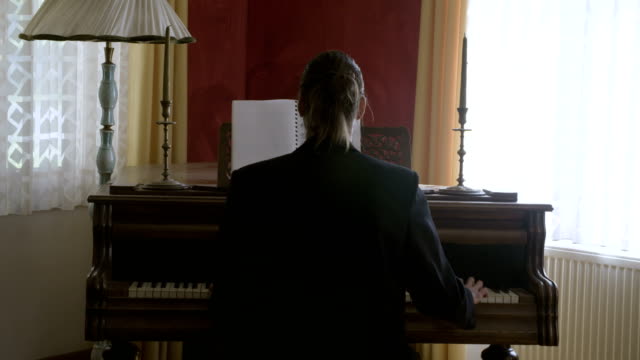 Pianist-spielt-auf-dem-Klavier