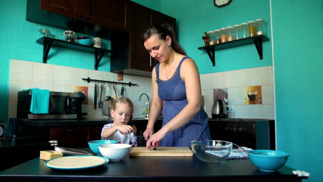 Mutter-und-Tochter-schneiden-Oliven