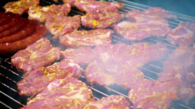 Würstchen-und-Schweinefleisch-vom-Grill-in-Zeitlupe-180fps
