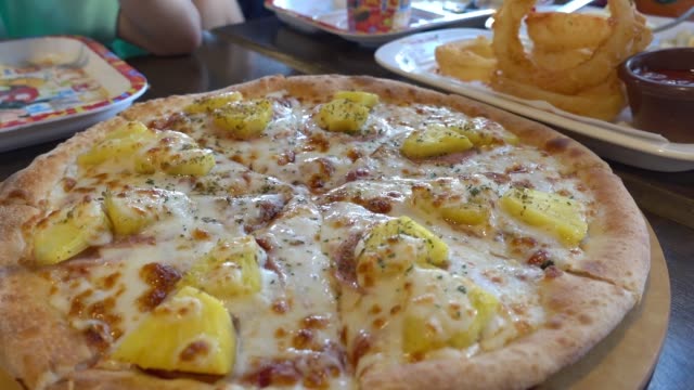 Pizza-mit-Kartoffeln-und-Speck-Hawaiian