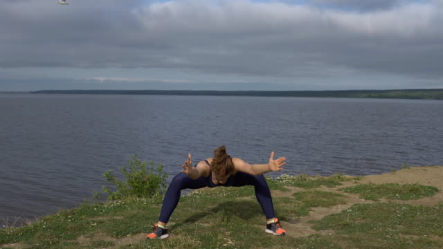 Mujer-en-pose-de-yoga-clásico,-concentración-de-energía