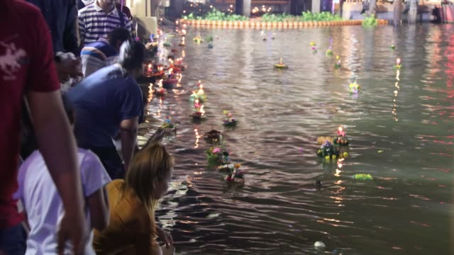 Time-lapse-people-bring-decorated-buoyant-to-the-river-on-Loykratong-festival-at-Full-Moon-Day-of-the-Twelfth-Lunar-Month-for-apology-to-water-goddess.