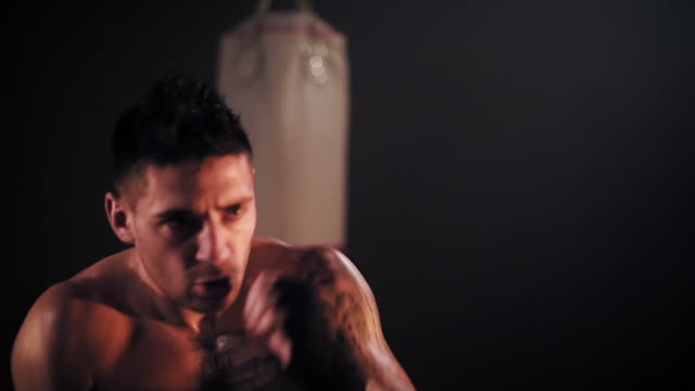 Boxer-hombre-motivado-formación-hits