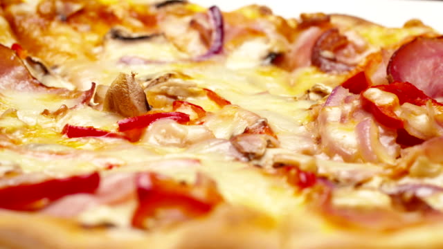 Rústica-pizza-italiana-con-jamón,-kaiser,-mozzarella-y-champiñones