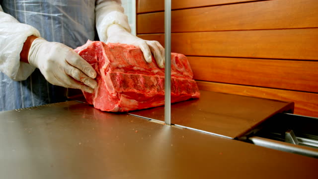 Carne-carnicero-corte-máquina-de-corte-de-carne-en-la-tienda-4k