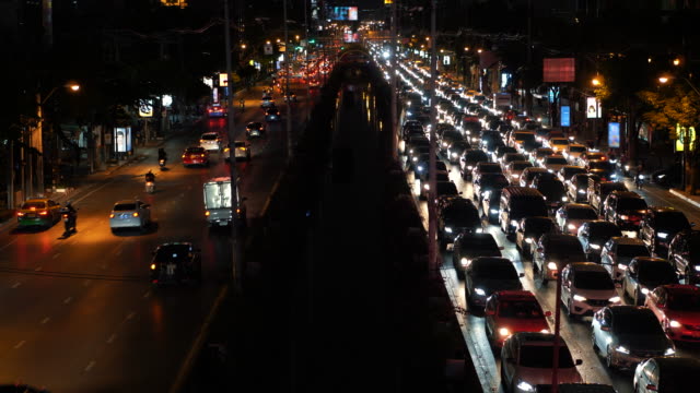 Traffic-jam-en-la-Avenida-en-hora-punta-en-el-centro-de-la-ciudad-en-la-noche,-paisaje-urbano