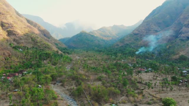 Herrliche-Aussicht-von-Drohne-mit-Bergen-in-Bali.-Aerial-video