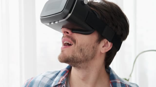 Hombre-haciendo-gestos-de-la-mano-usando-gafas-VR
